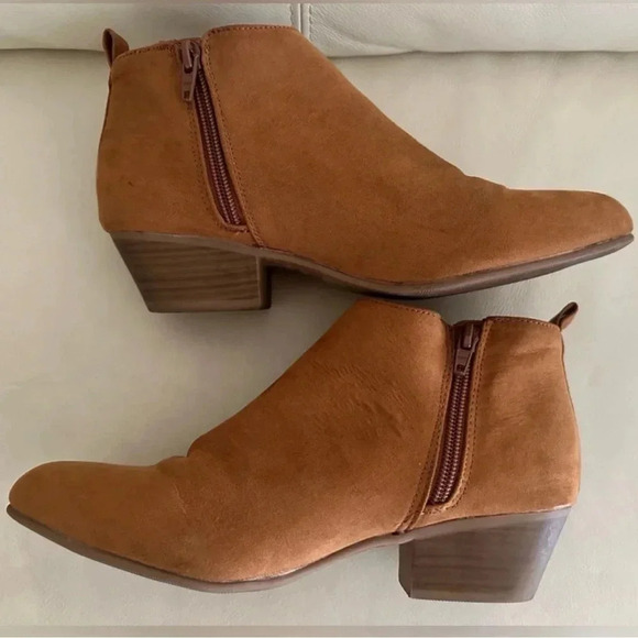 🆓Old Navy Suede Ankle Boots🆓 - Picture 7 of 8